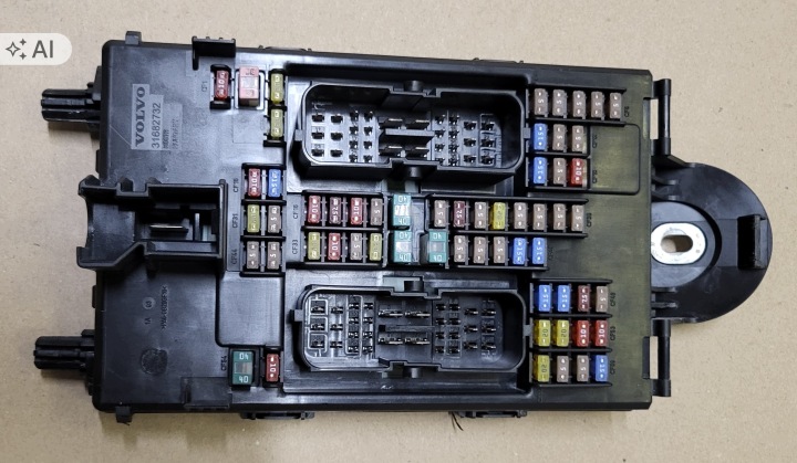 Szkerény biztosítékszekrény PRZEKAZNIKOW modul VOLVO XC60 II LIFT 31682732 OE EU