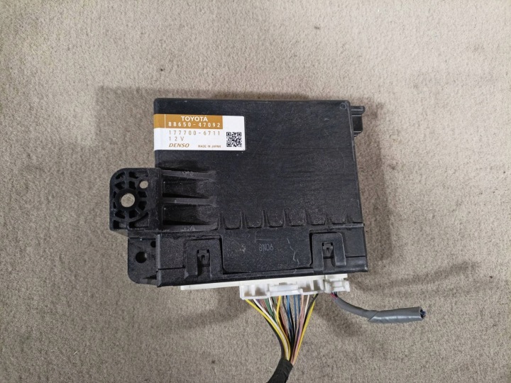 control unit of the air conditioning Toyota Prius 3 facelift 2011 88650-47092