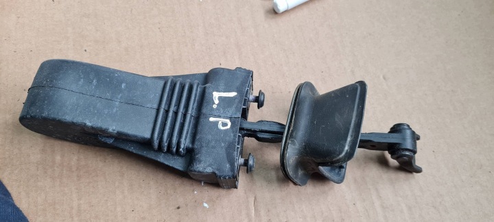 A5 8T S5 LIFT obmedzovač dvere ľavý pravý predok 8T0837249