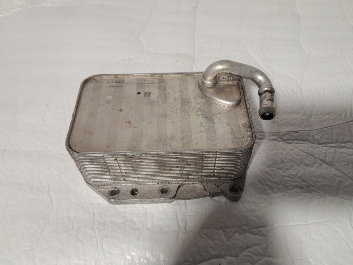 AUDI A4 B9 Radiatore olio motore usato 059117015K