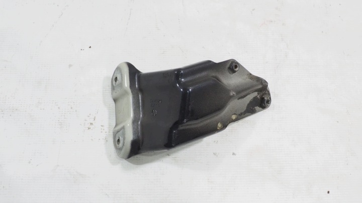 VW Golf V positif console étrier aile droite avant 5M0821136