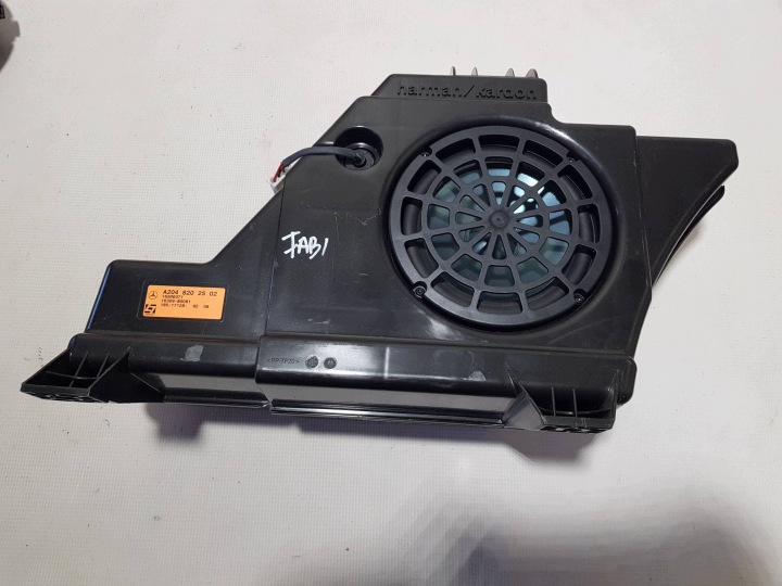MERCEDES W204 KOMBI SUBWOOFER HARMAN KORDON speaker A2048202502