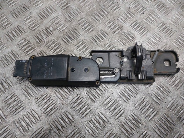 RYGIEL DOCIAG kapoty kufru AUDI Q5 8R 4F9827383D