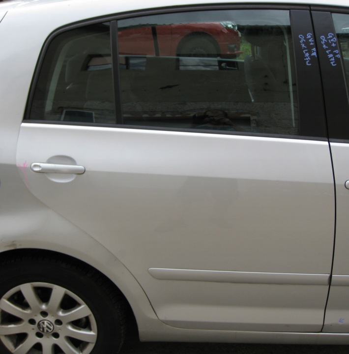 VW GOLF V Positif 05R Portière Droite Arrière des roues. LA7W