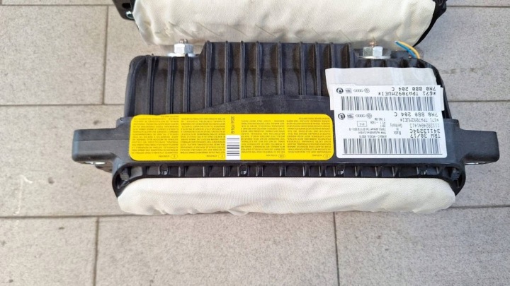 airbag powietrzna of the passenger right side Volkswagen Sharan 7N0880204C