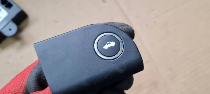 Maserati Quattroporte VI Bouton pour l’ouverture du capot 68141864AA