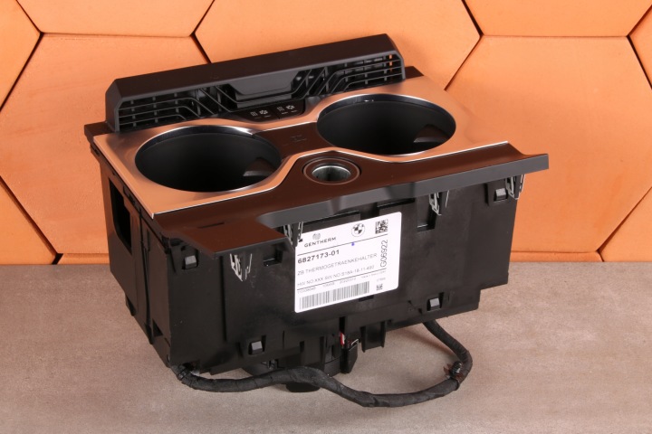 BMW X5 G05 X6 G06 X7 G07 úchyt TERMICZNY na NAPOJE KUBKI CUPHOLDER 6827173
