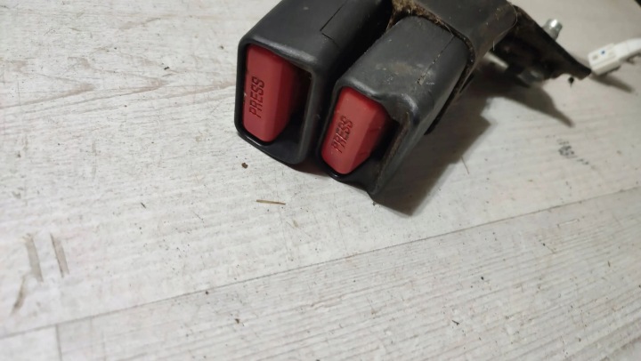 Renault Kadjar 17r 1.5dci Klamra pasow safety rear part