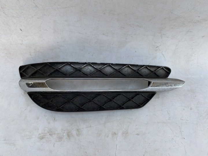 MERCEDES C-KLASA W204 LIFT 11- Lüftungsgitter der Stoßstange vorne links A2048803224