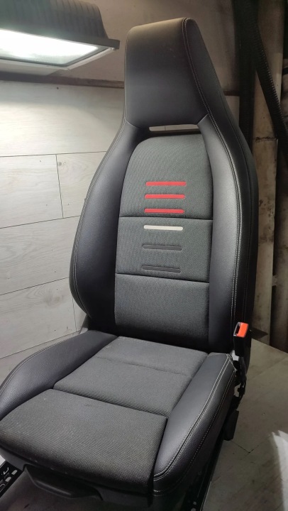 Mercedes-Benz A W176 2017 sedačka pravý předek