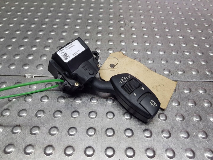 páčky pod volant a ovládanie MANETKA stieracov 6924106 BMW 5 E60 E61 LIFT