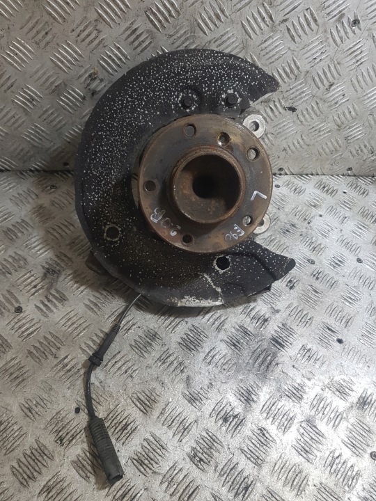 otoč čepu levý předek BMW E90