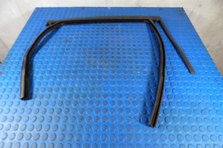 tesnenie ramki dvere pravá zadok DS73N25824-BX FORD MONDEO V MK5 KOMBI