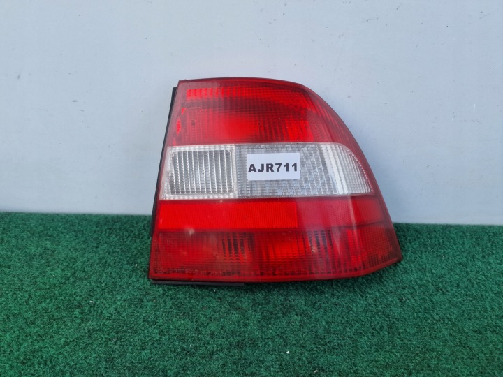 OPEL VECTRA B H SEDAN RECHTS LICHT HECK HINTEN