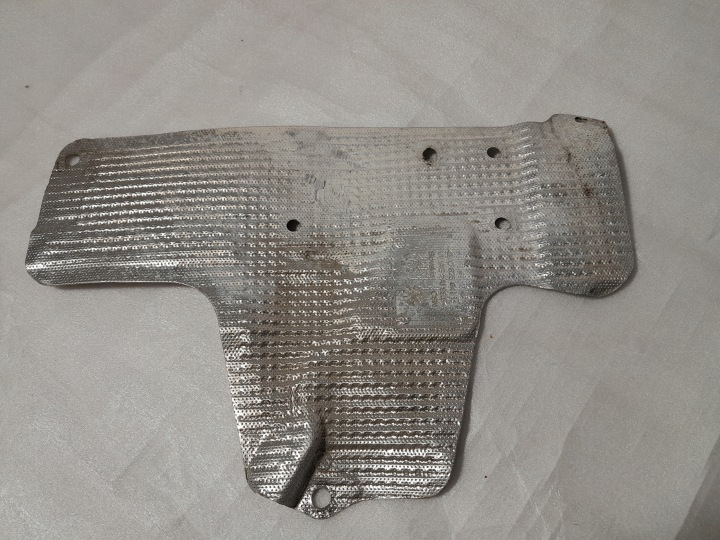 AUDI Q8 4M Blende Abdeckung TERMICZNA des Auspuffs 4M0825641E