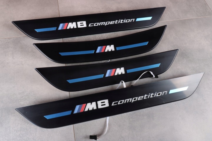BMW M8 F93 COMPETITION lišty krytky prahový PODSWIETLANE MPAKIET KOMPLET
