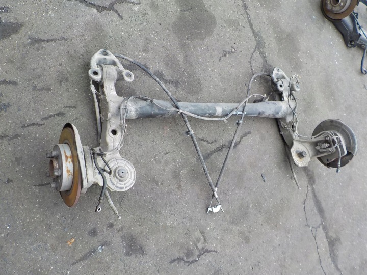 Renfort pare choc Pont arrière de la suspension Arrière opel zafira b 2007r