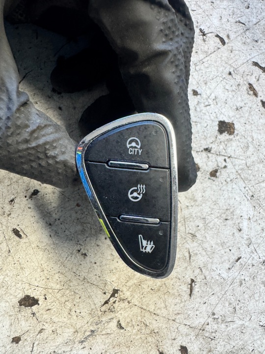 OPEL ADAM ľavý tlačítko CITY GRZANIE sedačka volantu 13423500