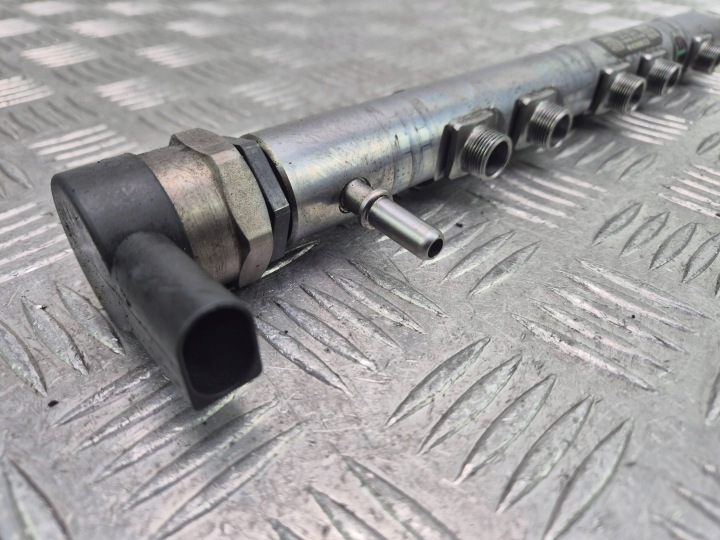 BMW X3 E83 2.0 sd Kraftstoffverteiler Einspritzleiste 7809128 N47
