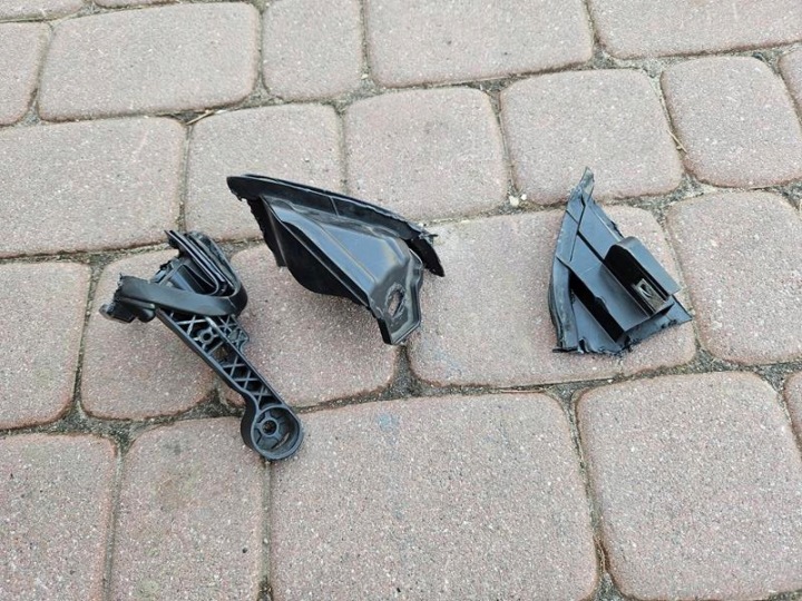 brackets of the gripping wsporniki lights front przedniej prawej Opel Astra J 4 IV