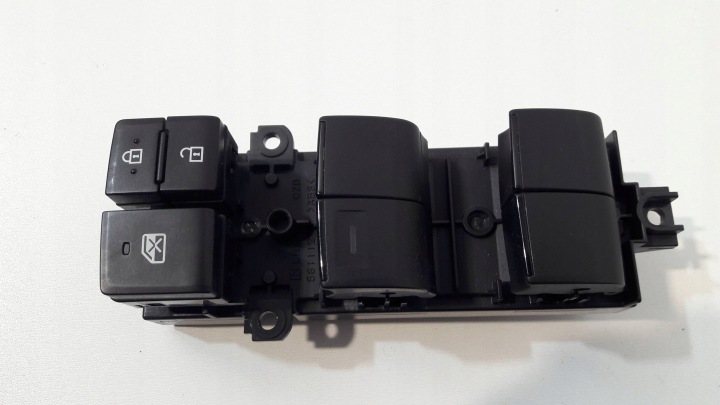 Toyota Yaris Cross control panel window control switch 840400D020 (PS12)