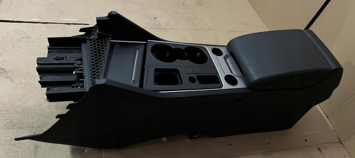 IDEALNY KPL. naslon za ruku VW TOUAREG III 760 1