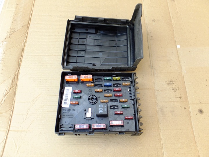 Kasten der Sicherungen vw passat b6 2,0 tdi 3C0937125