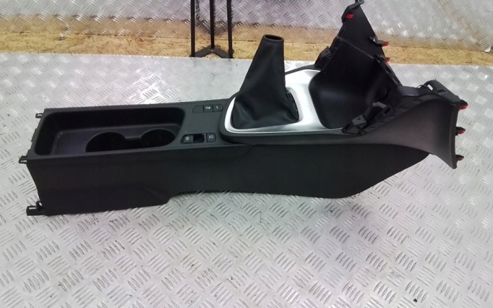 TOYOTA YARIS CROSS CENTERAL TUNEL 7
