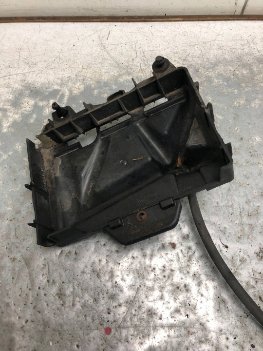 držák akumulátoru VW FOX POLO 6Q0915331D