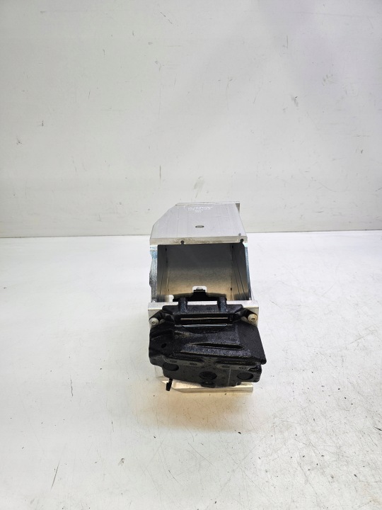 držák úchyt akumulátoru AUDI A4 B9 A5 8W0915172B
