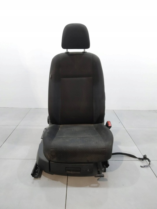 seats right front of the passenger 18R VW Volkswagen Caddy III (2003- )