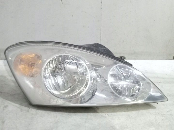 Kia Ceed and 1 light right front front
