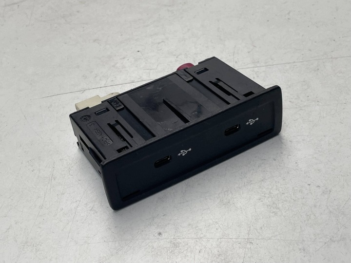 MERCEDES W247 Adaptateur ZLACZE PORT USB A2478204002 !J