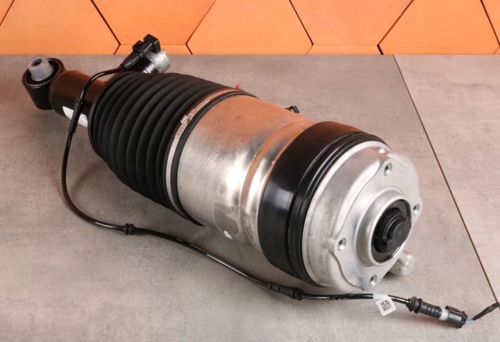 BMW 5 G61 i5 shock absorber PNEUMATYCZNY left rear part rear VDC 5A01DB5 1876 km!!