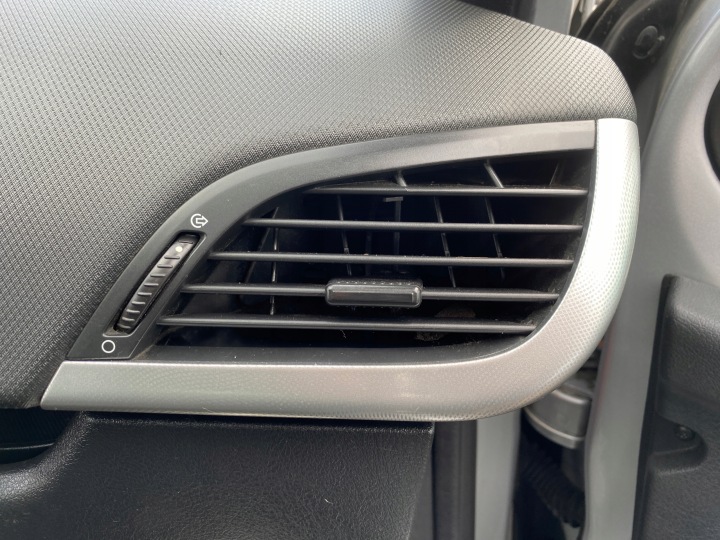 grid air conditioning devices air right of the passenger Peugeot 207 SW 07-13