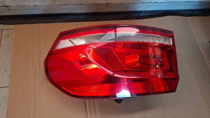 světlo zadní záď strana pravá Volkswagen Touran III 5TA945096A stan velmi dobrý stav