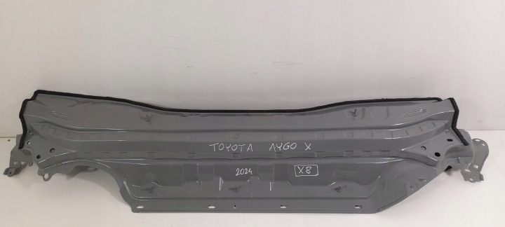 Toyota Aygo X 2024r Griglia gocciolatoio in metallo inferiore (X8)