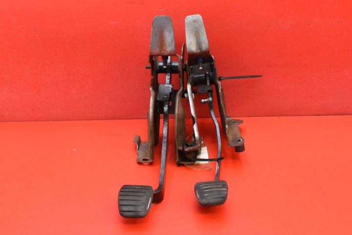PEDAL pedale kvačilo kočnica 46501657BR DACIA DUSTER 1 i 1.6 16V 105 KM