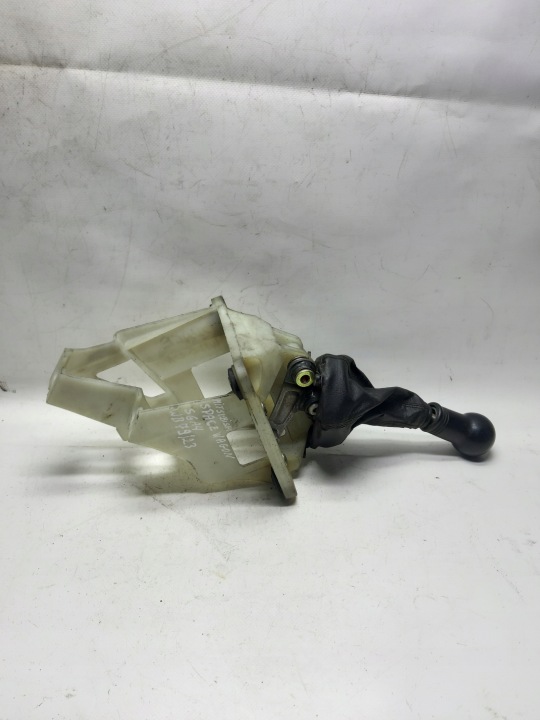 trim gear lever of the gear MITSUBISHI SPACE WAGON 5B