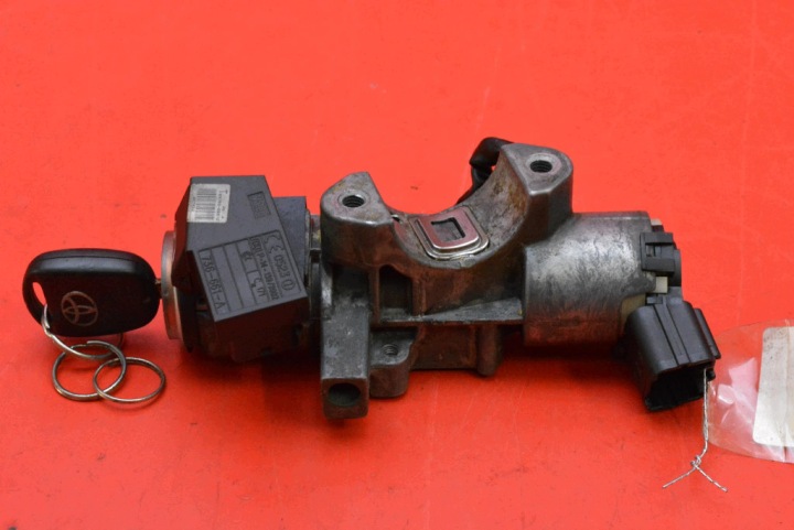 Allumage Clé N0501517/8 TOYOTA AVENSIS T25 2.0 VVT-et 147 KM 02-06