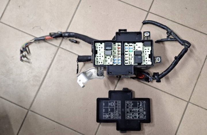 PUSZKA Kasten der Sicherungen JAGUAR und-PACE J9D3-14A076-CA STAN B.DOBRY