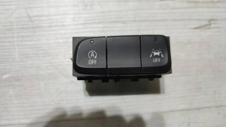 Opel Corsa F 1.2 22r. Bouton start stop