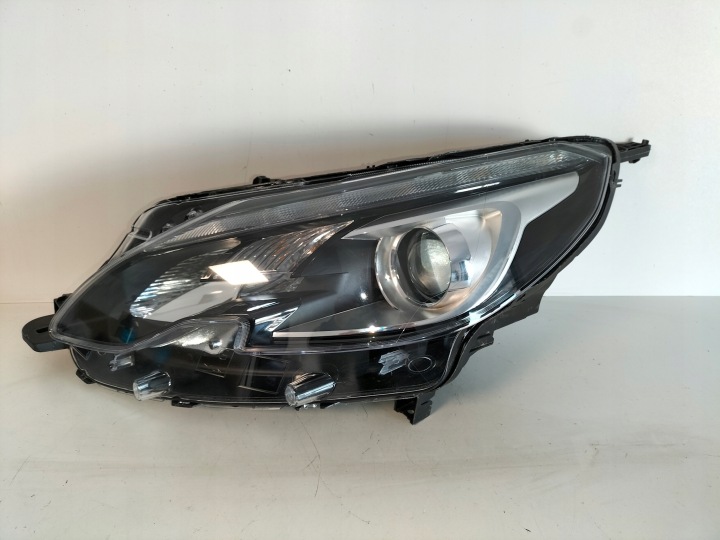 Feux phare Avant reflektor Gauche PEUGEOT 2008 et LIFT 16-19