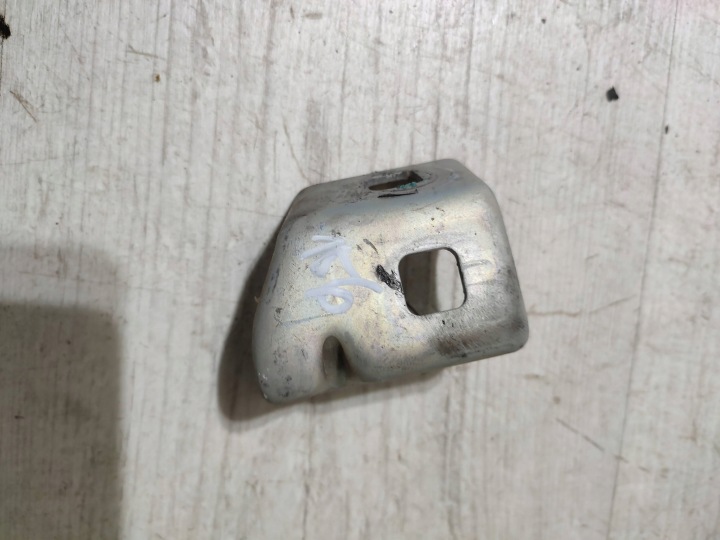 Mercedes-Benz GLA W156 2015 console / holder of the engine