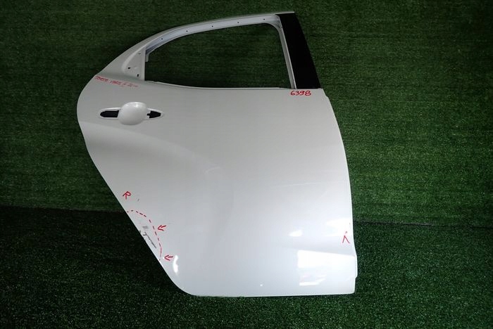 TOYOTA YARIS IV 20- dvere pravé zadné zadok