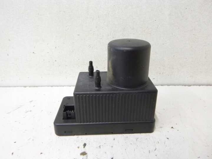 pumpe des zentralen tueroeffner Mercedes W211 2005r. 2038000048