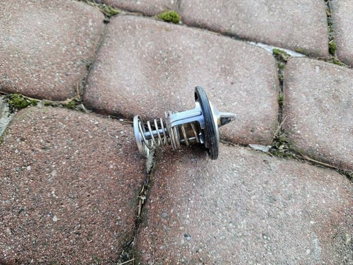 Thermostat Kühlmittelthermostat 1.0i VVTI 1KR 2022r Toyota Aygo X