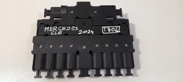 Mercedes-Benz C CLE W206 C236 Rozdzielacz zasilania A2235408444 (T306)