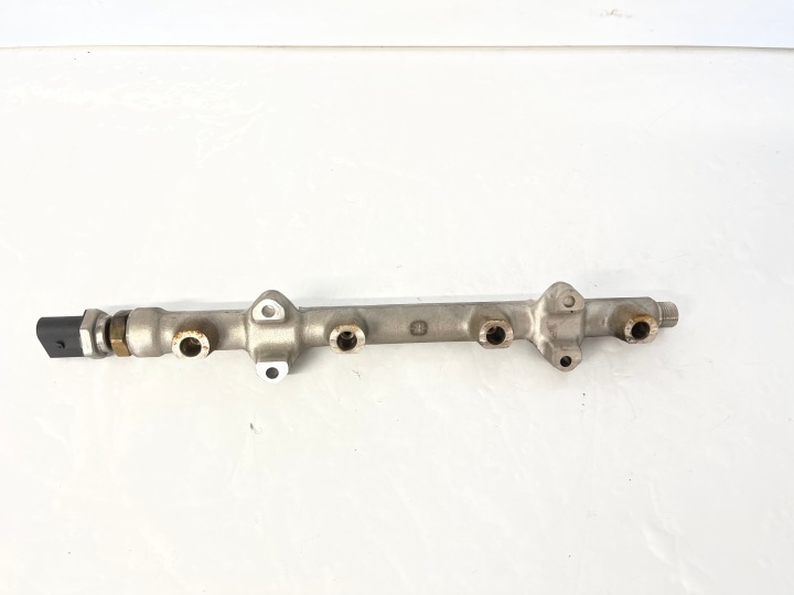 VW GOLF VII TIGUAN II 5NA 1.5 TSI Kraftstoffverteiler Einspritzleiste Z CZUJNIEKM 04C906054C