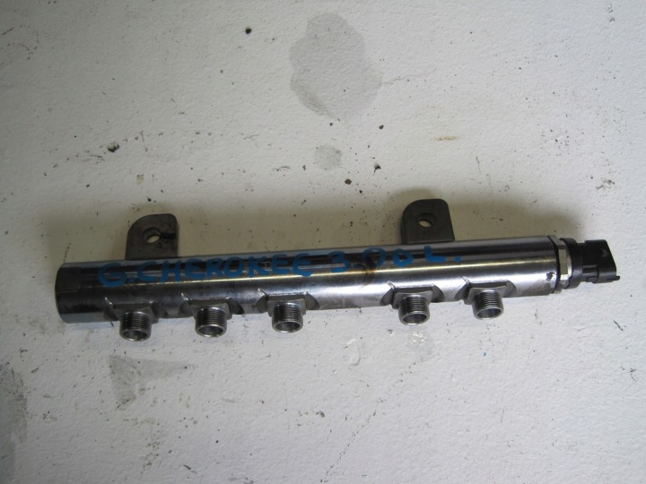 Kraftstoffverteiler Einspritzleiste Jeep Grand Cherokee WK2 0445216050